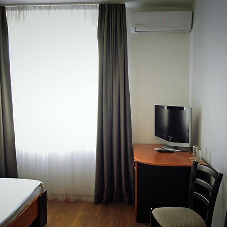 Pension Delia Gardens Тимишоара Экстерьер фото