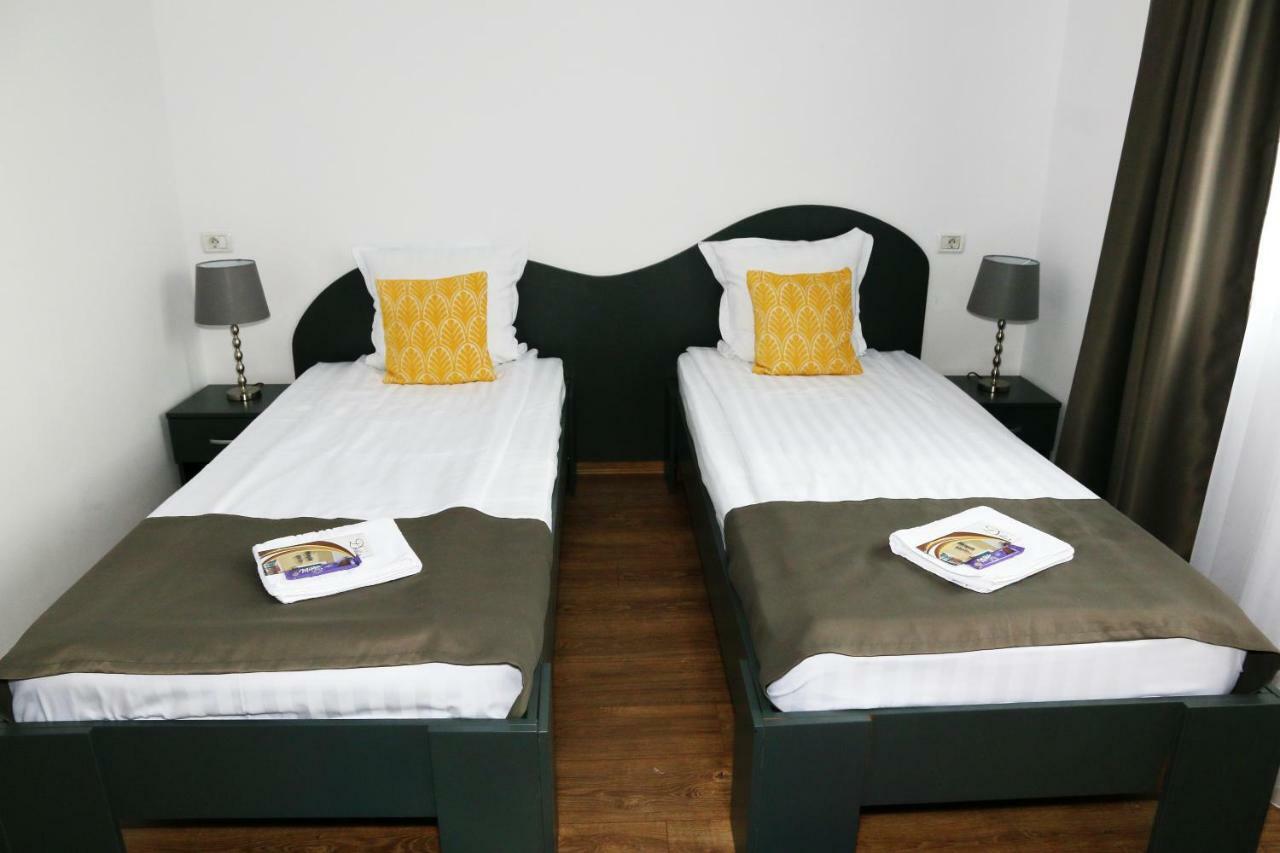 Pension Delia Gardens Тимишоара Экстерьер фото